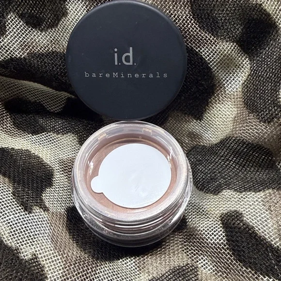 bareMinerals i.d. Glimmer Eyeshadow in shade “flaunt” - Picture 3 of 3